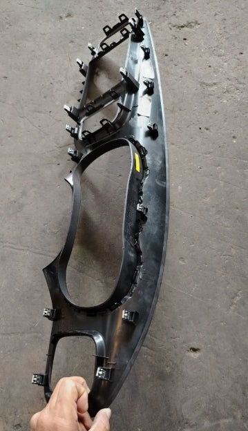 Used 2015–2023 Dodge Charger Radio Bezel Dash Trim Speedometer – Dashboard Frame & Instrument Panel Surround - مستعمل إطار راديو لوحة العدادات وقطع التزيين حول عداد السرعة لدودج تشارجر 2015–2023 – إطار لوحة العدادات والمحيط بلوحة العدادات الأصلية