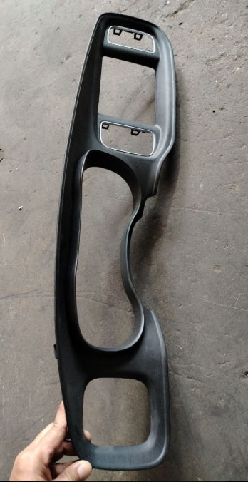 Used 2015–2023 Dodge Charger Radio Bezel Dash Trim Speedometer – Dashboard Frame & Instrument Panel Surround - مستعمل إطار راديو لوحة العدادات وقطع التزيين حول عداد السرعة لدودج تشارجر 2015–2023 – إطار لوحة العدادات والمحيط بلوحة العدادات الأصلية