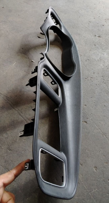 Used 2015–2023 Dodge Charger Radio Bezel Dash Trim Speedometer – Dashboard Frame & Instrument Panel Surround - مستعمل إطار راديو لوحة العدادات وقطع التزيين حول عداد السرعة لدودج تشارجر 2015–2023 – إطار لوحة العدادات والمحيط بلوحة العدادات الأصلية