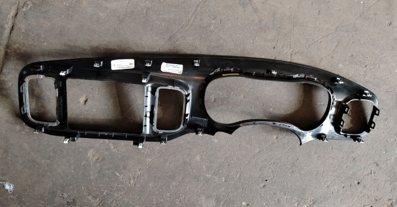 Used 2015–2023 Dodge Charger Radio Bezel Dash Trim Speedometer – Dashboard Frame & Instrument Panel Surround - مستعمل إطار راديو لوحة العدادات وقطع التزيين حول عداد السرعة لدودج تشارجر 2015–2023 – إطار لوحة العدادات والمحيط بلوحة العدادات الأصلية