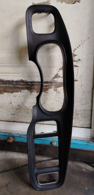 Used 2015–2023 Dodge Charger Radio Bezel Dash Trim Speedometer – Dashboard Frame & Instrument Panel Surround - مستعمل إطار راديو لوحة العدادات وقطع التزيين حول عداد السرعة لدودج تشارجر 2015–2023 – إطار لوحة العدادات والمحيط بلوحة العدادات الأصلية