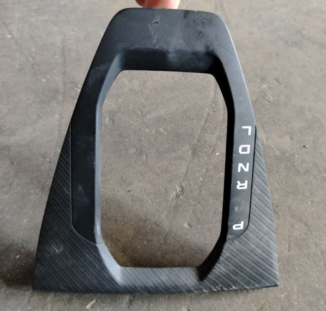 Used 2024 Ford Mustang A/T Shifter Upper Trim Garnish- Black - قطعة تريم علوية لمبدل السرعات الأوتوماتيكي (A/T) مستعملة لفورد موستانج 2024 – باللون الأسود