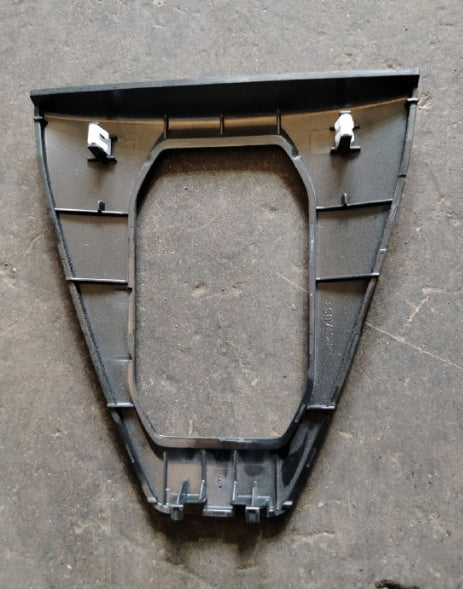 Used 2024 Ford Mustang A/T Shifter Upper Trim Garnish- Black - قطعة تريم علوية لمبدل السرعات الأوتوماتيكي (A/T) مستعملة لفورد موستانج 2024 – باللون الأسود