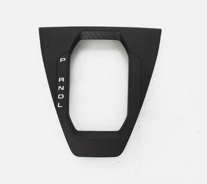 Used 2024 Ford Mustang A/T Shifter Upper Trim Garnish- Black - قطعة تريم علوية لمبدل السرعات الأوتوماتيكي (A/T) مستعملة لفورد موستانج 2024 – باللون الأسود