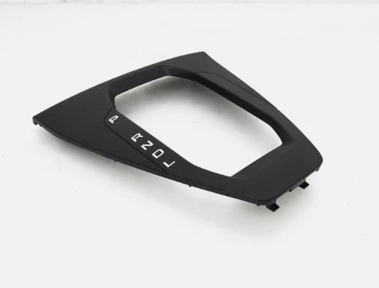 Used 2024 Ford Mustang A/T Shifter Upper Trim Garnish- Black - قطعة تريم علوية لمبدل السرعات الأوتوماتيكي (A/T) مستعملة لفورد موستانج 2024 – باللون الأسود