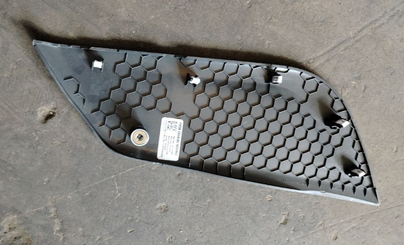 Used 2024 Ford Mustang Driver Console Side Trim Garnish - قطعة تريم جانبية لوحدة التحكم (الكونسول) جهة السائق مستعملة لفورد موستانج 2024