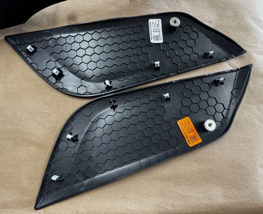 Used 2024 Ford Mustang Driver Console Side Trim Garnish - قطعة تريم جانبية لوحدة التحكم (الكونسول) جهة السائق مستعملة لفورد موستانج 2024