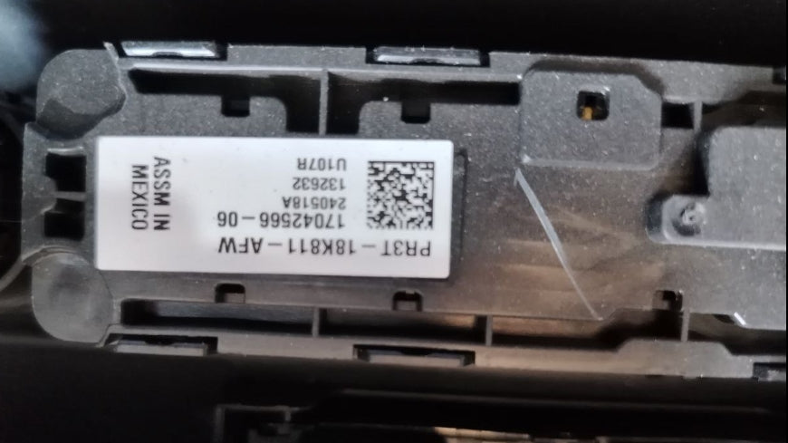 Used 2024 to 2025 FORD MUSTANG GT CENTER DASH VENT TRIM START STOP BUTTONS - قطعة تريم وسطية لفتحات تكييف الطبلون مع أزرار التشغيل والإيقاف مستعملة لفورد موستانج GT موديل 2024 إلى 2025