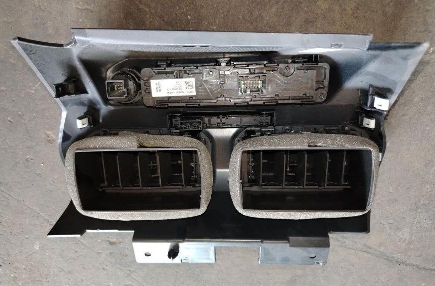 Used 2024 to 2025 FORD MUSTANG GT CENTER DASH VENT TRIM START STOP BUTTONS - قطعة تريم وسطية لفتحات تكييف الطبلون مع أزرار التشغيل والإيقاف مستعملة لفورد موستانج GT موديل 2024 إلى 2025