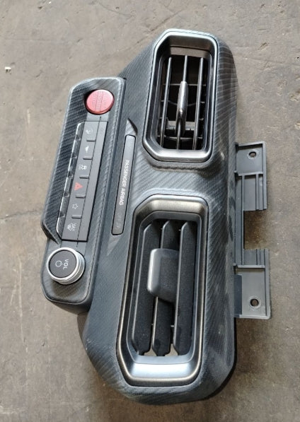 Used 2024 to 2025 FORD MUSTANG GT CENTER DASH VENT TRIM START STOP BUTTONS - قطعة تريم وسطية لفتحات تكييف الطبلون مع أزرار التشغيل والإيقاف مستعملة لفورد موستانج GT موديل 2024 إلى 2025