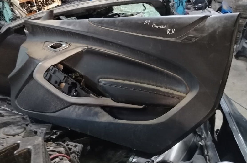 Used Chevrolet Camaro 2016–2019 Driver & Passenger Side Door Cover 1 piece - مستعمل غطاء باب السائق والراكب لشيفروليه كمارو 2016–2019