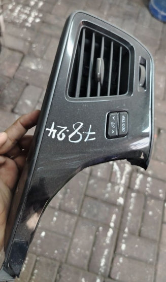 Used Original Lexus NX-RX Dashboard AC Vent Grill – Right Side (Driver Side) 2024 – OEM Genuine قطعة أصلية مستعملة – شبك مكيف لوحة القيادة الأيمن (جهة السائق) لسيارة لكزس NX-RX موديل 2024
