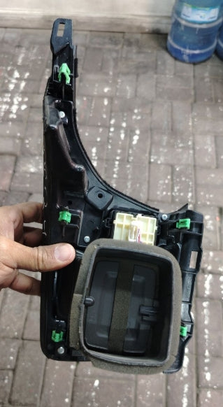 Used Original Lexus NX-RX Dashboard AC Vent Grill – Right Side (Driver Side) 2024 – OEM Genuine قطعة أصلية مستعملة – شبك مكيف لوحة القيادة الأيمن (جهة السائق) لسيارة لكزس NX-RX موديل 2024