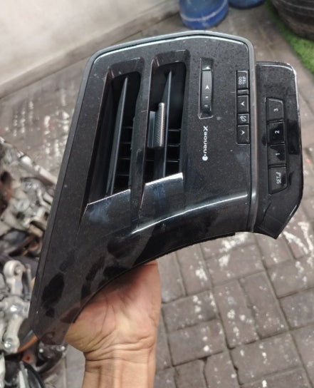 Used Original Lexus NX-RX Dashboard AC Vent Grill – Right Side (Driver Side) 2024 – OEM Genuine قطعة أصلية مستعملة – شبك مكيف لوحة القيادة الأيمن (جهة السائق) لسيارة لكزس NX-RX موديل 2024