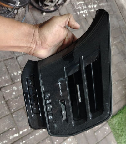 Used Original Lexus NX-RX Dashboard AC Vent Grill – Right Side (Driver Side) 2024 – OEM Genuine قطعة أصلية مستعملة – شبك مكيف لوحة القيادة الأيمن (جهة السائق) لسيارة لكزس NX-RX موديل 2024