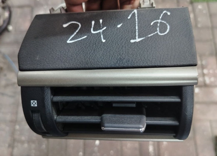 Used Original Lexus RC Dashboard AC Vent Grill (2017) – OEM Genuine قطعة أصلية مستعملة – شبك فتحة مكيف لوحة القيادة لسيارة لكزس RC موديل 2017