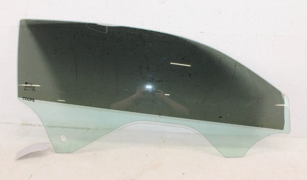 Used 2016–2024 Chevrolet Camaro Driver & Passenger Door Window Glass Tint 1 piece - زجاج نوافذ الأبواب الأمامية والخلفية للسائق والراكب شيفروليه كمارو 2016–2024 المستخدم – بطلاء مظلل