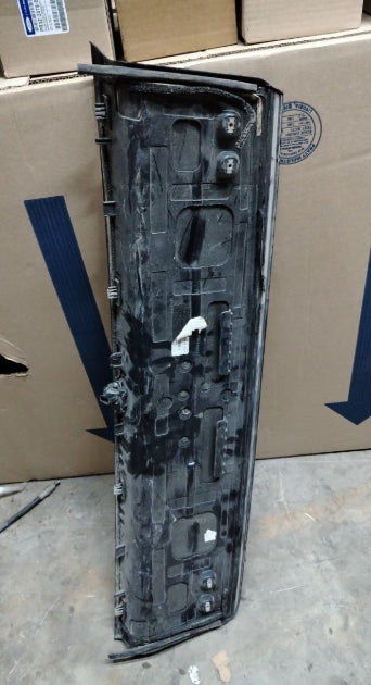 Used 2015–2023 Ford Mustang 4-Cylinder Black Trunk Hatch Deck Lid Panel - مستعمل غطاء صندوق خلفي أسود لسيارة فورد موستانج 4 سلندر 2015–2023