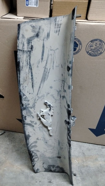 Used 2015–2023 Ford Mustang 4-Cylinder Black Trunk Hatch Deck Lid Panel - مستعمل غطاء صندوق خلفي أسود لسيارة فورد موستانج 4 سلندر 2015–2023