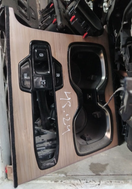 Used Original Lexus RX Cup Holder Assembly (2024) – OEM Genuine قطعة أصلية مستعملة – حامل الأكواب لسيارات لكزس موديل 2024