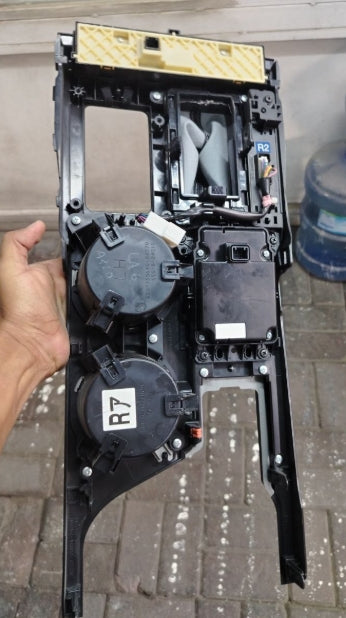 Used Original Lexus RC Cup Holder Assembly 2015-2018 – OEM Genuine قطعة أصلية مستعملة – حامل الأكواب لسيارات لكزس RC موديل 2015-2018