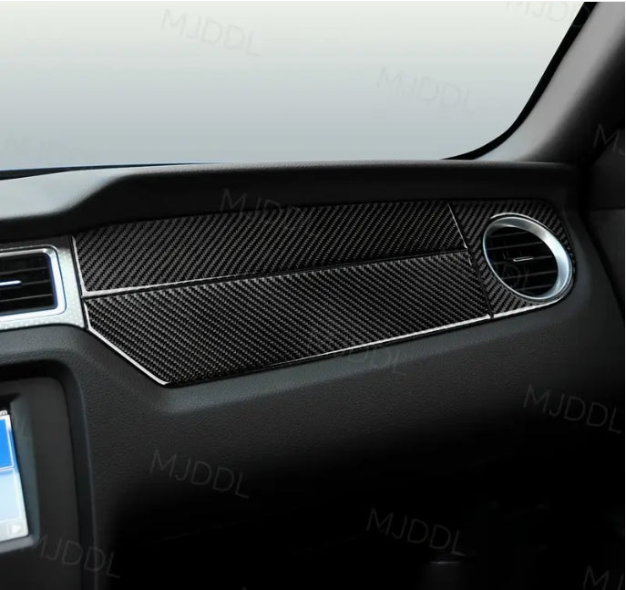 Carbon Fiber Center Console Instrument Panel Sticker for Ford Mustang GT & Shelby 2009-2014, Interior Upgrade Accessory ملصق لوحة العدادات من ألياف الكربون للكونسول الوسطي لسيارة فورد موستنج GT وShelby 2009-2014, ملحق لتحديث الداخلية