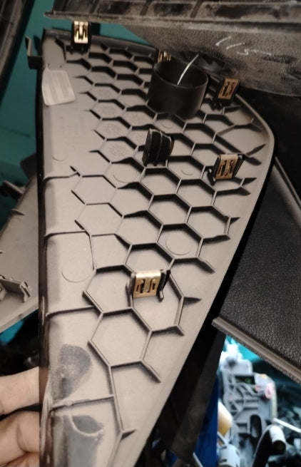 Used 2016–2023 Dodge Charger Driver & Passenger Side End Cap Trim Cover Panel - مستعمل دودج تشارجر 2016–2023 غطاء لوح طرفي للسائق والراكب