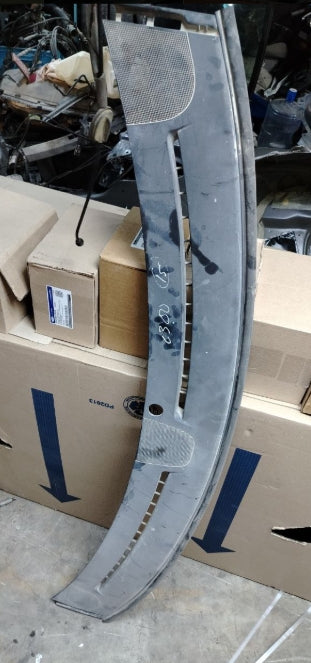 Used 2013–2016 Dodge Charger Front Upper Dash Defroster Grille Vent Panel – OEM Dashboard Air Vent Cover - قطعة أصلية مستعملة لشاحن دودج تشارجر 2013–2016 – لوحة فتحات التهوية العلوية الأمامية على لوحة العدادات