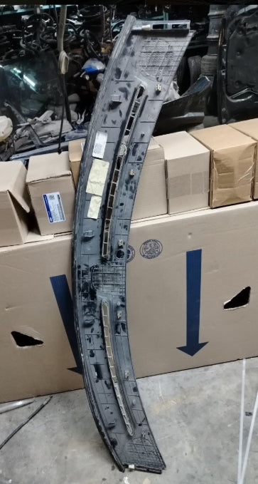 Used 2013–2016 Dodge Charger Front Upper Dash Defroster Grille Vent Panel – OEM Dashboard Air Vent Cover - قطعة أصلية مستعملة لشاحن دودج تشارجر 2013–2016 – لوحة فتحات التهوية العلوية الأمامية على لوحة العدادات