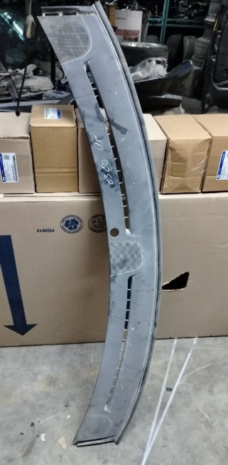 Used 2013–2016 Dodge Charger Front Upper Dash Defroster Grille Vent Panel – OEM Dashboard Air Vent Cover - قطعة أصلية مستعملة لشاحن دودج تشارجر 2013–2016 – لوحة فتحات التهوية العلوية الأمامية على لوحة العدادات