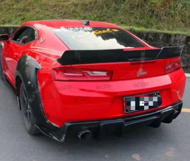 Carbon Fiber Full Body Kit – Front Lip, Rear Diffuser, Side Skirts & Rear Spoiler for Chevrolet Camaro Gen 6 (2016+) طقم هيكل كامل من ألياف الكربون – شفرة أمامية، ناشر خلفي، عتبات جانبية وجناح خلفي لسيارة شيفروليه كمارو الجيل السادس (2016+)