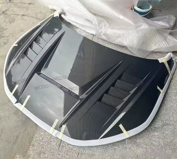 DM Style Carbon Fiber Hood with Air Vent – Front Bonnet Cover for Audi TT / TTS / TTRS MK3 (2015–2020) غطاء محرك من ألياف الكربون بتصميم DM مع فتحات تهوية – غطاء أمامي لسيارات أودي TT / TTS / TTRS MK3 (2015–2020)
