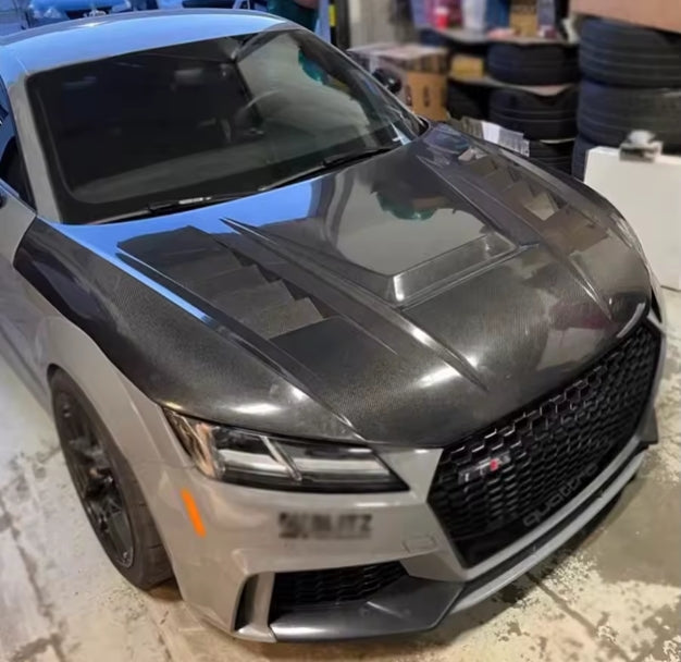 DM Style Carbon Fiber Hood with Air Vent – Front Bonnet Cover for Audi TT / TTS / TTRS MK3 (2015–2020) غطاء محرك من ألياف الكربون بتصميم DM مع فتحات تهوية – غطاء أمامي لسيارات أودي TT / TTS / TTRS MK3 (2015–2020)