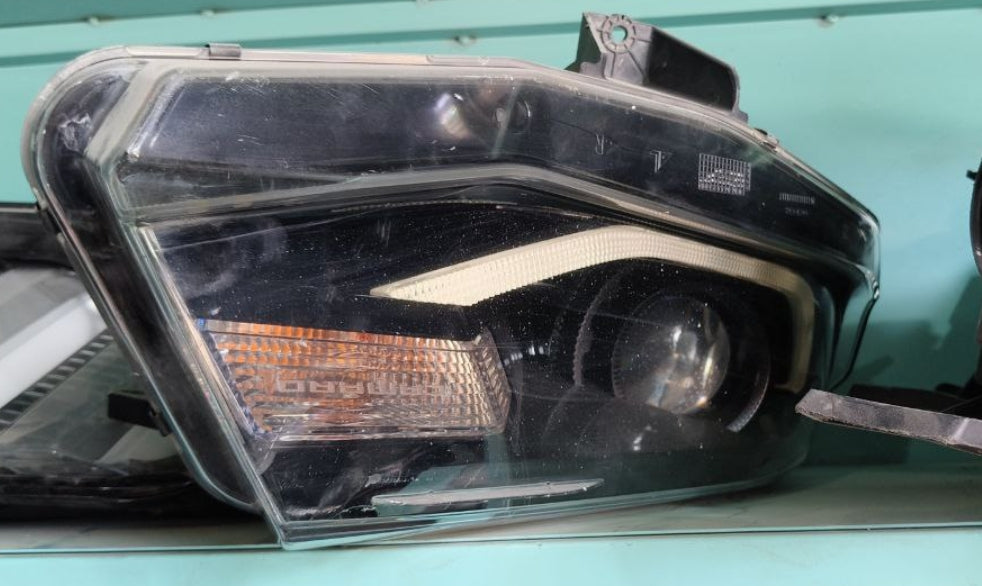 Used Chevrolet Camaro 2016 to 18 Front Headlight – (1 Piece)-مصباح أمامي مستعمل لشفروليه كمارو 2016–2018 – قطعة واحدة