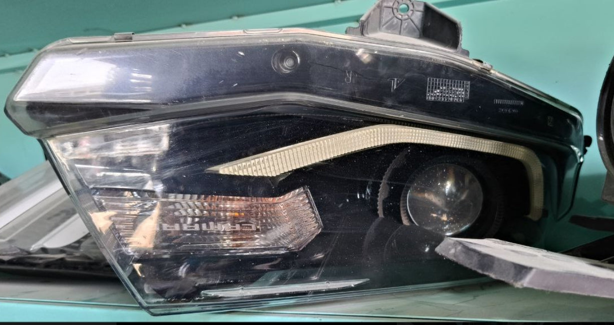 Used Chevrolet Camaro 2016 to 18 Front Headlight – (1 Piece)-مصباح أمامي مستعمل لشفروليه كمارو 2016–2018 – قطعة واحدة