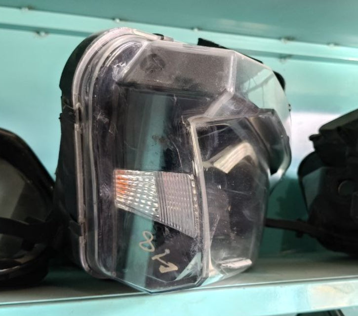 Used Chevrolet Camaro 2016 to 18 Front Headlight – (1 Piece)-مصباح أمامي مستعمل لشفروليه كمارو 2016–2018 – قطعة واحدة