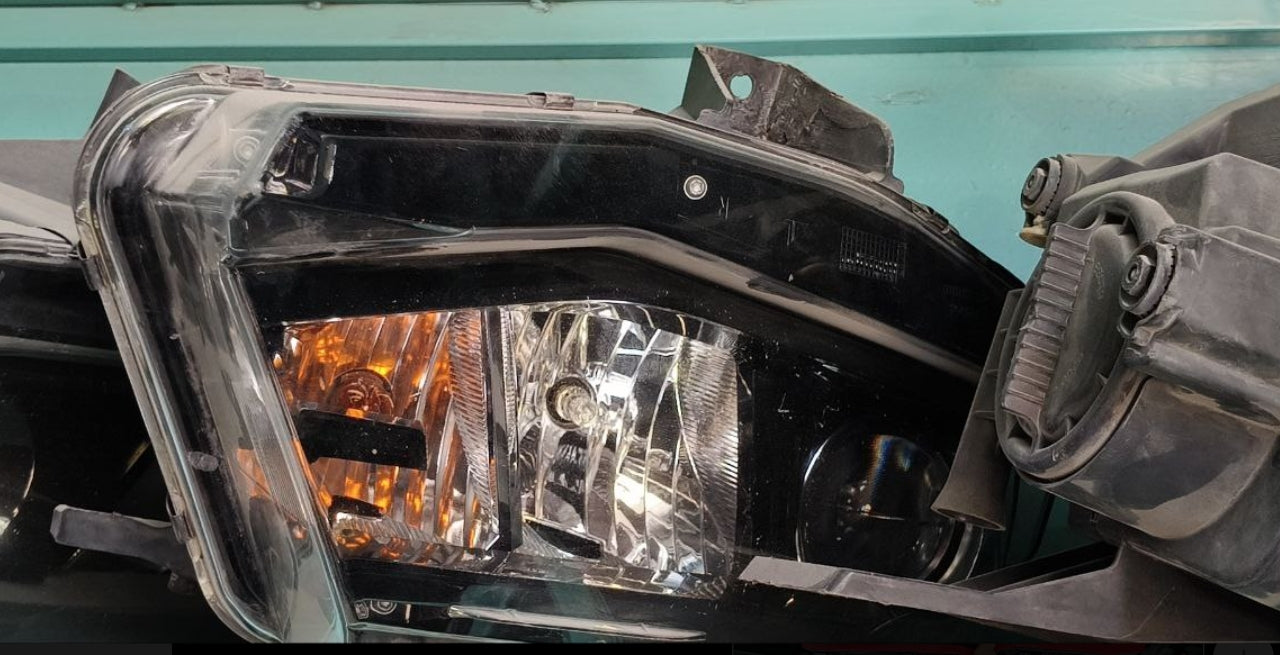 Used Chevrolet Camaro 2016-2017 Front Headlight – (1 Piece)-مصباح أمامي مستعمل لشفروليه كمارو 2016–2017 – قطعة واحدة
