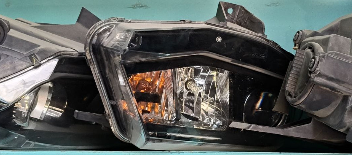 Used Chevrolet Camaro 2016-2017 Front Headlight – (1 Piece)-مصباح أمامي مستعمل لشفروليه كمارو 2016–2017 – قطعة واحدة
