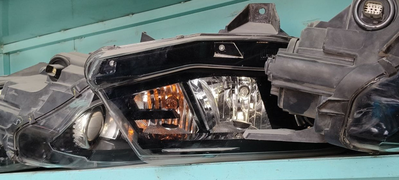 Used Chevrolet Camaro 2016-2017 Front Headlight – (1 Piece)-مصباح أمامي مستعمل لشفروليه كمارو 2016–2017 – قطعة واحدة