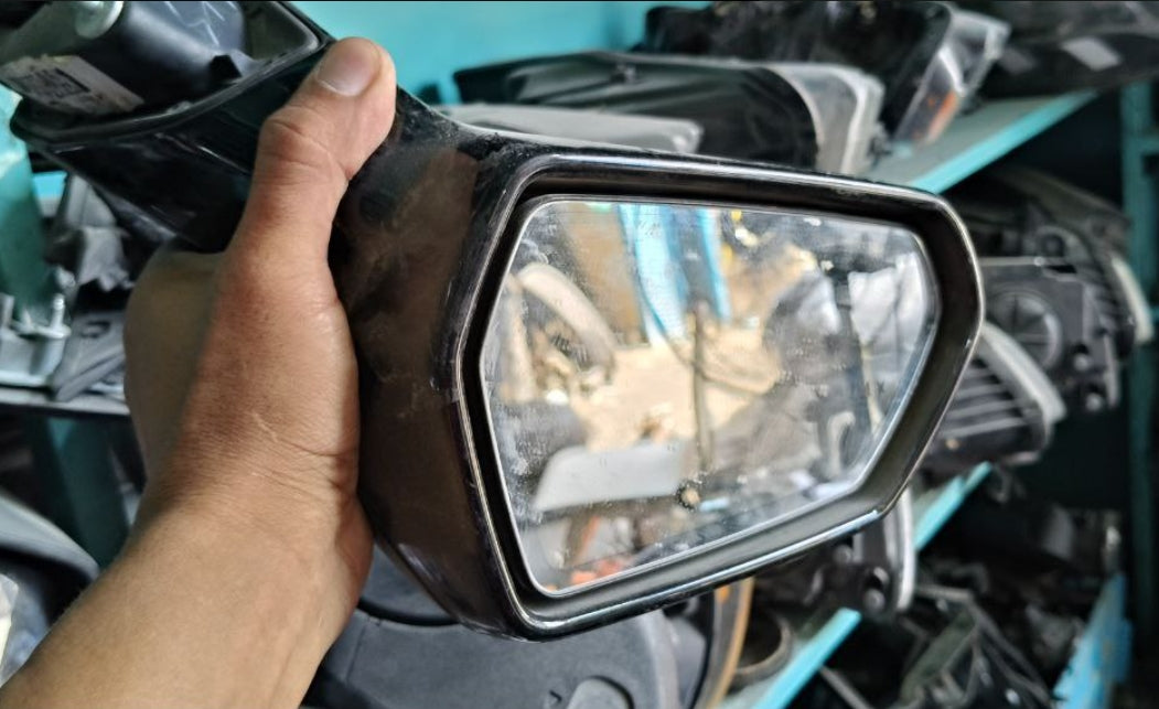 Used Chevrolet Camaro 2016 to 2024 Side Mirror, (1 Piece)-مرآة جانبية مستعملة لشفروليه كمارو 2016–2024 – قطعة واحدة