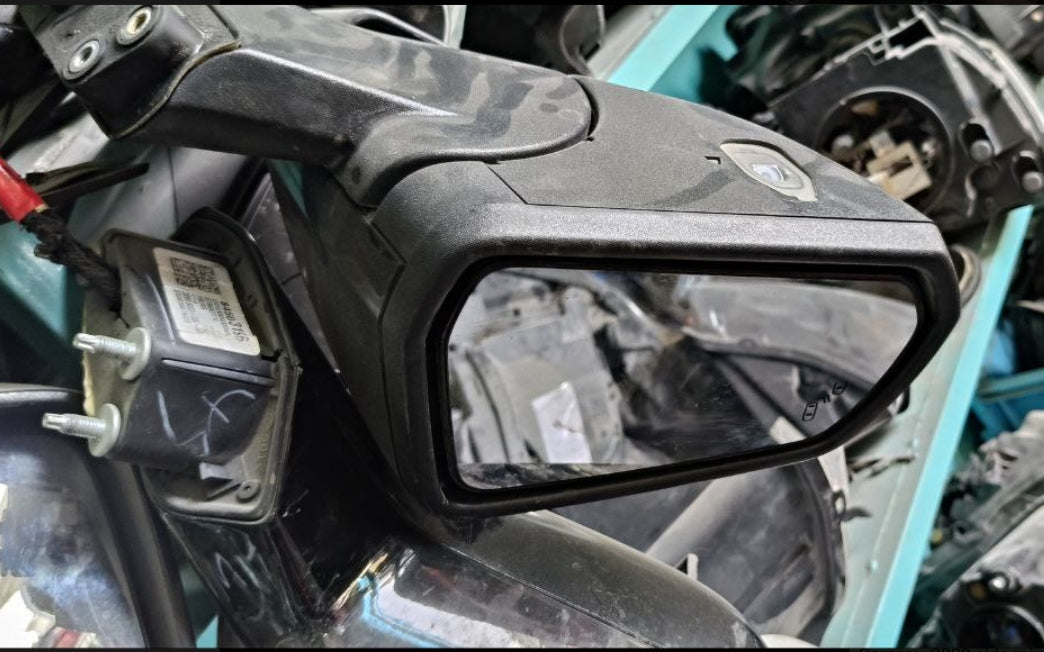 Used Chevrolet Camaro 2016 to 2024 Side Mirror, (1 Piece)-مرآة جانبية مستعملة لشفروليه كمارو 2016–2024 – قطعة واحدة