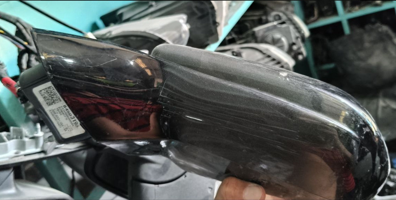 Used Chevrolet Camaro 2016 to 2024 Side Mirror, (1 Piece)-مرآة جانبية مستعملة لشفروليه كمارو 2016–2024 – قطعة واحدة