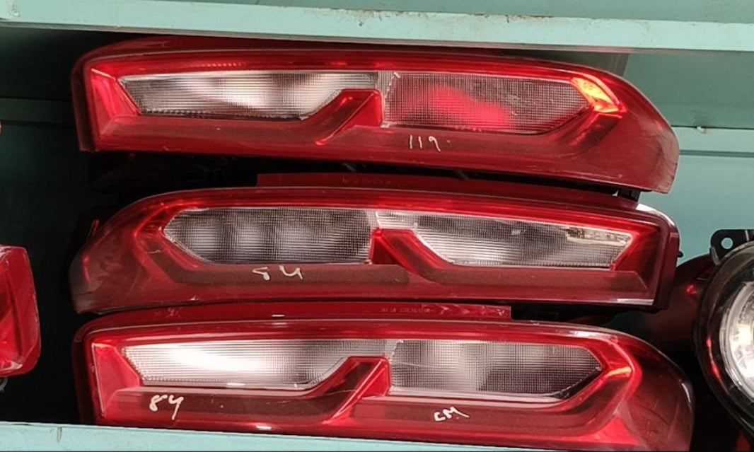 Used Chevrolet Camaro 2016 to 18 Taillight, (1 Piece)-ضوء خلفي مستعمل لشفروليه كمارو 2016–2018 – قطعة واحدة