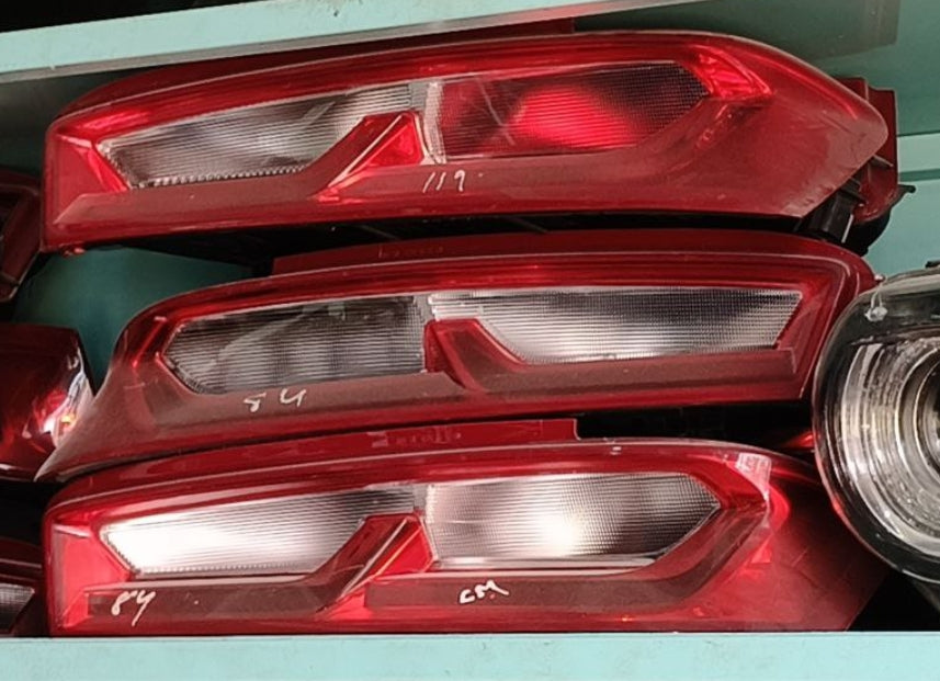 Used Chevrolet Camaro 2016 to 18 Taillight, (1 Piece)-ضوء خلفي مستعمل لشفروليه كمارو 2016–2018 – قطعة واحدة