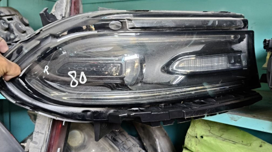 Used Dodge Charger Headlight 2016 to 18 (1 Piece)- مصباح أمامي مستعمل لدودج تشارجر 2016–2018 – قطعة واحدة