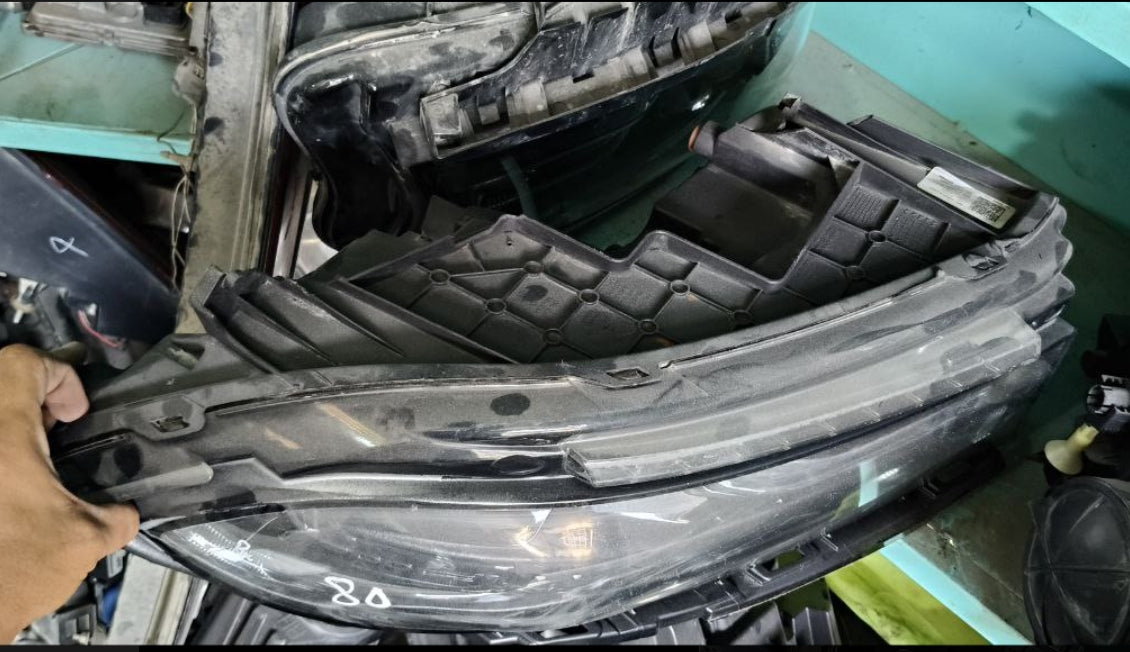 Used Dodge Charger Headlight 2016 to 18 (1 Piece)- مصباح أمامي مستعمل لدودج تشارجر 2016–2018 – قطعة واحدة