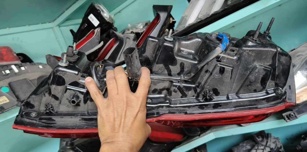 Used Chevrolet Camaro 2019 to 23 Taillight, (1 Piece)-ضوء خلفي مستعمل لشفروليه كمارو 2019 إلى 2023 – قطعة واحدة