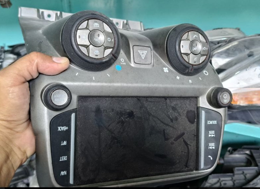 Used Chevrolet Camaro 2013-2015 Navigation Stereo Radio Receiver Control Panel –لوحة التحكم بمشغل الراديو والملاحة مستعملة لشفروليه كمارو 2013–2015