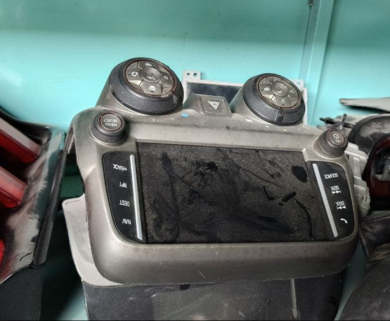 Used Chevrolet Camaro 2013-2015 Navigation Stereo Radio Receiver Control Panel –لوحة التحكم بمشغل الراديو والملاحة مستعملة لشفروليه كمارو 2013–2015