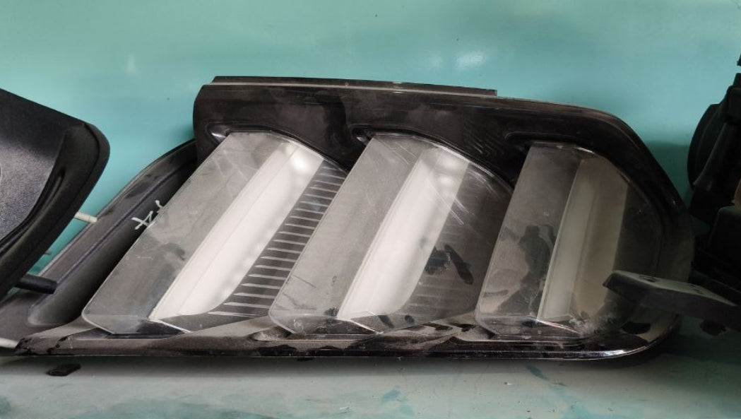 Used Ford Mustang 2015 to 23 Taillight 1 piece –  ضوء خلفي مستعمل لفورد موستانج 2015 إلى 2023 – قطعة واحدة